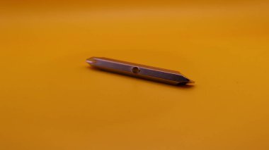 Kalemle sarı kalem..