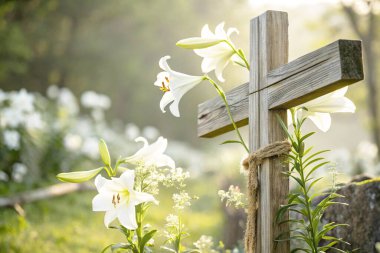 Tahta haç, yeşil bulanık arka planda paskalya zambakları. İnancın, umudun ve sevginin dini sembolü olan Hristiyan bayramı çiçekleri. Bahar kutlamaları, İsa 'nın dirilişi.