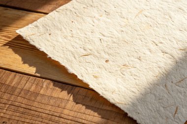 Ahşap zemin üzerinde beyaz kağıt çarşaflar