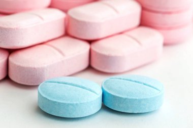 Beyaz arkaplanda izole edilmiş renkli haplar.