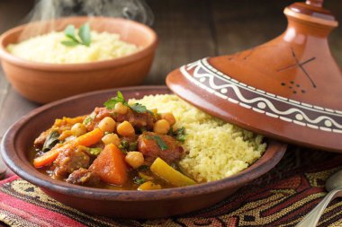 Sebze, kuskus, pirinç ve sebzeli Fas güveci.