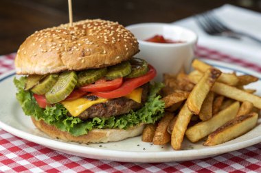Lezzetli sığır eti burger masada patates kızartması ile