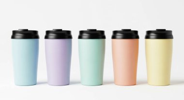 Beyaz arka planda farklı içecekler bulunan plastik kaplar.