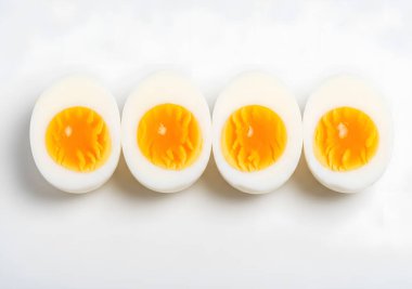 Sıraya dizilmiş yumurtalar beyaz arkaplanda izole edilmiş