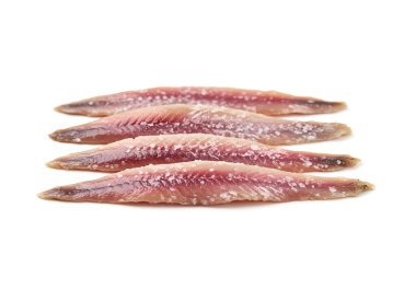 Beyaz arkaplanda çiğ balık