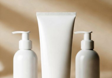 Beyaz tahta arka planda cilt kremi olan beyaz plastik şişeler. güzellik ve cilt bakımı kavramı.