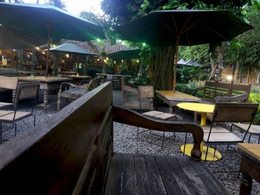 Cava bahçesinin doğal güzelliğini tamamlamak için tasarlanmış el yapımı meşe ağacından mobilyalarımızın sıcaklığını ve zarafetini hissedin..