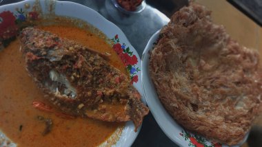 Tabağına baharat dök, tekmeli Mangut Nila. Bu baharatlı Mangut Nila ile lezzet patlaması yaşayın. Aromatik baharatlarla doldurulmuş geleneksel bir Cava yemeği ve kızarmış yumurta..