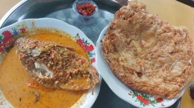 Tabağına baharat dök, tekmeli Mangut Nila. Bu baharatlı Mangut Nila ile lezzet patlaması yaşayın. Aromatik baharatlarla doldurulmuş geleneksel bir Cava yemeği ve kızarmış yumurta..