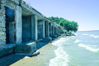 Sahilde terk edilmiş binada