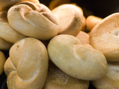 Mağaza vitrininde taze, lezzetli bir pastane. Pastane ürünleri tezgahta.