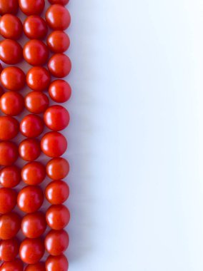 Beyaz arka planda izole edilmiş küçük kiraz domatesi kuyruğu