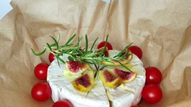 Kabartma kağıdına genel malzemeler konan peynir zeytinyağı ile doldurulur. Izgara tavuk fileto, susamlı maydanoz biberiyeli barbekü ve domates..