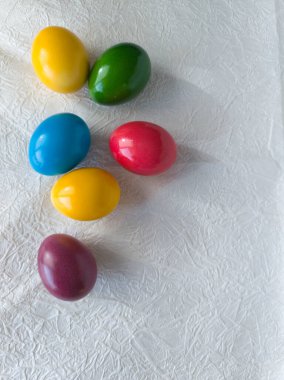 Beyaz arka planda çok renkli yumurtalar. Mutlu Paskalyalar. Üst görünüm