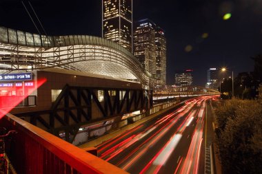 TEL AVIV, ISRAEL - 20 Aralık 2022: Tel Aviv gece gökyüzü fotoğrafı. Tren istasyonu köprüsünün görüntüsü Ha Shalom.