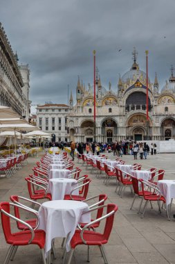 Venedik, İtalya, 5 Şubat 2023. Piazza San Marco Meydanı 'nda bir kış akşamı Cafe Masaları