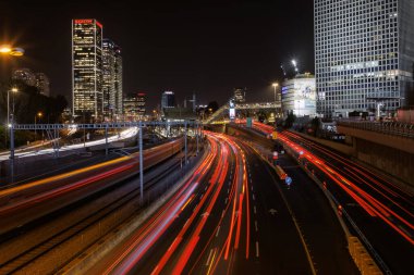 Tel Aviv 'in gece gökyüzü fotoğrafı. İsrail, Tel Aviv 'deki Ayalon otoyolunun manzarası. 