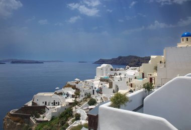 Santorini, Oia, Yunanistan - 28 Mayıs 2019: Santorini adasındaki Oia köyünün beyaz mimarisi