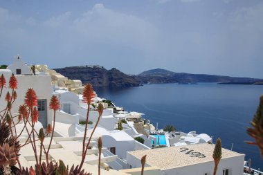 Santorini, Oia, Yunanistan - 28 Mayıs 2019: Santorini adasındaki Oia köyünün beyaz mimarisi