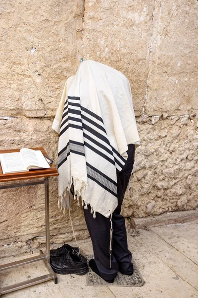 Židovský Muž Modlí Západní Zdi Jeruzalémě — Stock fotografie