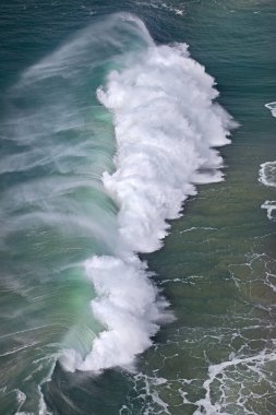 Portekiz 'in Atlantik okyanus kıyısındaki Nazare' de fırtına dalgaları