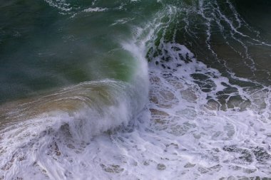 Portekiz 'in Atlantik okyanus kıyısındaki Nazare' de fırtına dalgaları