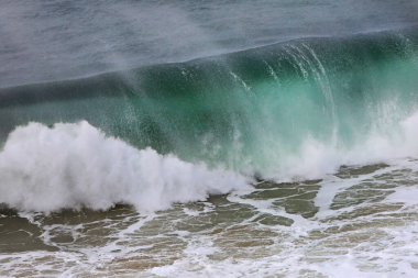 Portekiz 'in Atlantik okyanus kıyısındaki Nazare' de fırtına dalgaları