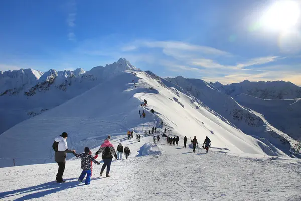 Zakopane, Polonya - 19 Ocak 2019: Tatras 'ın Zakopane kentindeki Kasprowy Wierch' in tepesindeki insanlar. 