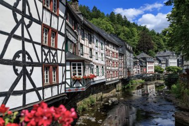 Tarihi Monschau Kasabası, geleneksel yarı keresteli evleri, Eifel bölgesi, Almanya