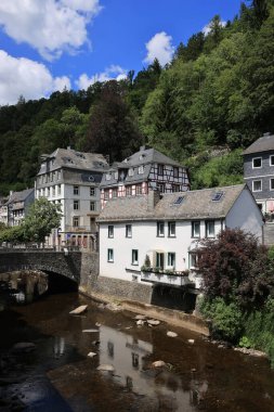 Almanya 'nın Eifel Dağları' ndaki Monschau 'nun huzurlu köyü.