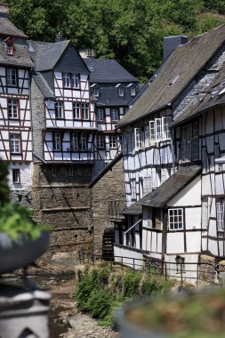 Tarihi Monschau Kasabası, geleneksel yarı keresteli evleri, Eifel bölgesi, Almanya