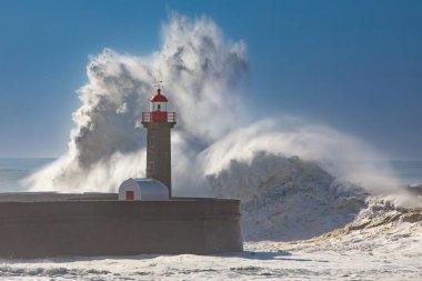 Porto 'daki deniz feneri. Portekiz. Okyanusta güçlü bir fırtına.