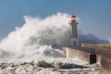 Porto 'daki deniz feneri. Portekiz. Okyanusta güçlü bir fırtına.