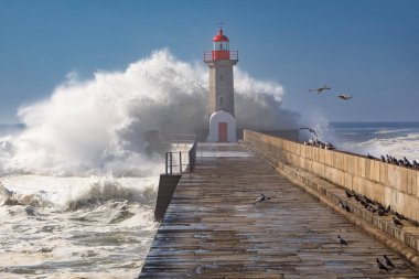 Porto 'daki deniz feneri. Portekiz. Okyanusta güçlü bir fırtına.