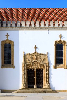 Portekiz 'deki Coimbra Üniversitesi' nde Aziz Michael Kilisesi Kapısı Manzarası