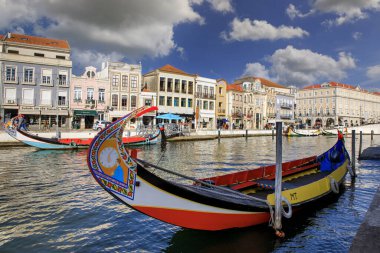 AVEIRO, PORTUGAL - 12 Kasım 2021: Moliceiro ya da Portekiz 'in merkezindeki geleneksel tekne.