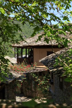 Bulgaristan 'ın Blagoevgrad Bölgesi, Otantik 19. yüzyıl evleriyle Kovaçevitsa köyü