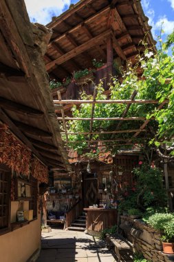 Kovaçevitsa, Bulgaristan - 20 Haziran 2022: Otantik ondokuzuncu yüzyıl evleriyle Kovaçevitsa Köyü, Blagoevgrad Bölgesi, Bulgaristan