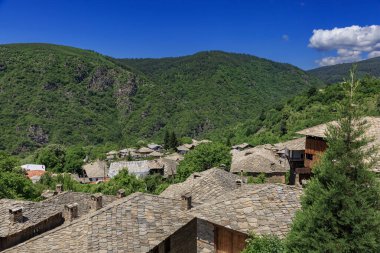Bulgaristan 'ın Blagoevgrad Bölgesi, Otantik 19. yüzyıl evleriyle Kovaçevitsa köyü