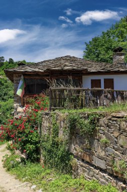 Bulgaristan 'ın Blagoevgrad Bölgesi, Otantik 19. yüzyıl evleriyle Kovaçevitsa köyü