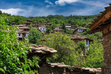 Bulgaristan 'ın Blagoevgrad Bölgesi, Otantik 19. yüzyıl evleriyle Kovaçevitsa köyü