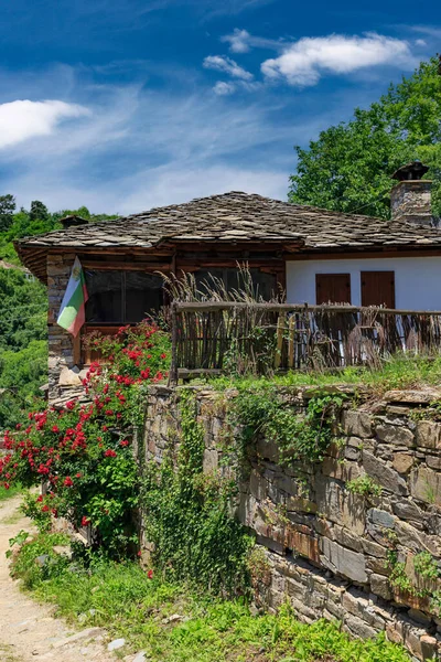 Bulgaristan 'ın Blagoevgrad Bölgesi, Otantik 19. yüzyıl evleriyle Kovaçevitsa köyü