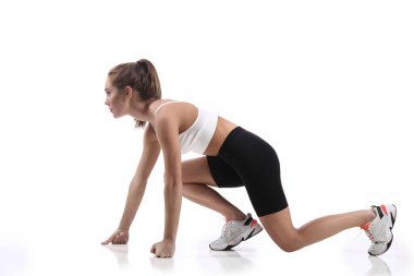 Çekici, formda bir kadın. Stüdyoda fotokopi odasıyla egzersiz yapıyor. Beyaz arka planda spor yapan sağlıklı genç bayan sporcu görüntüsü.