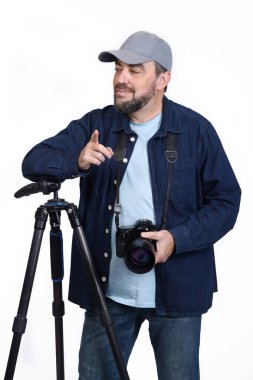 Modern dijital SLR kameralı erkek fotoğrafçı ve beyaz arka planda izole edilmiş üç ayaklı.