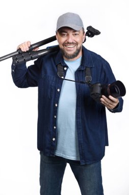 Modern dijital SLR kameralı erkek fotoğrafçı ve beyaz arka planda izole edilmiş üç ayaklı.
