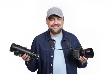 Modern dijital SLR kamera ve mercekli erkek fotoğrafçı beyaz arka planda izole edildi