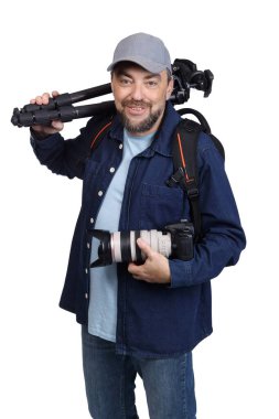 Modern dijital SLR kameralı erkek fotoğrafçı ve beyaz arka planda izole edilmiş üç ayaklı.