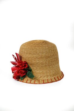 Beyaz arka planda suni çiçeklerle süslenmiş çocuk şapkası.