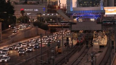 Tel Aviv, İsrail - 14 Ağustos 2024. Gece Tel Aviv 'de trafik vardı.