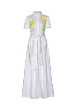 Beyaz, kısa kollu, düğmeli gömlekli, maksimum uzunlukta ve bel kemerli..